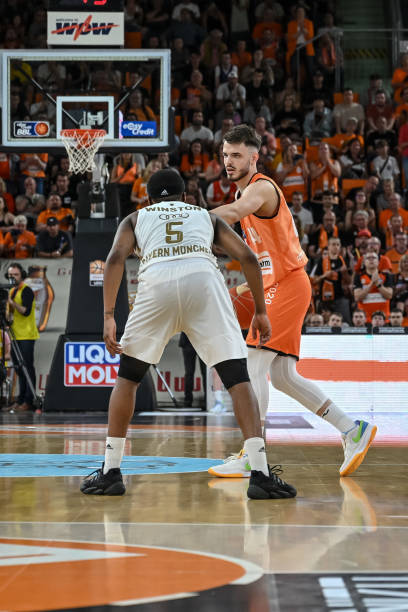 于场地中央 于场地中央