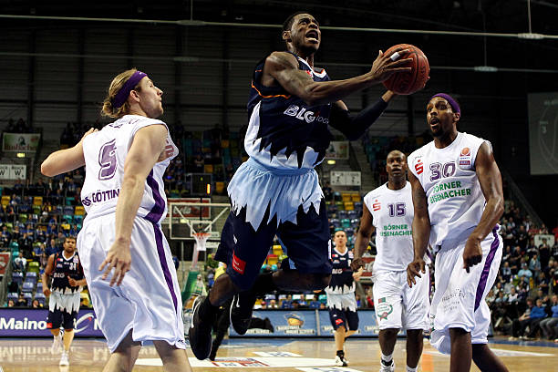 由年轻后卫 由年轻后卫